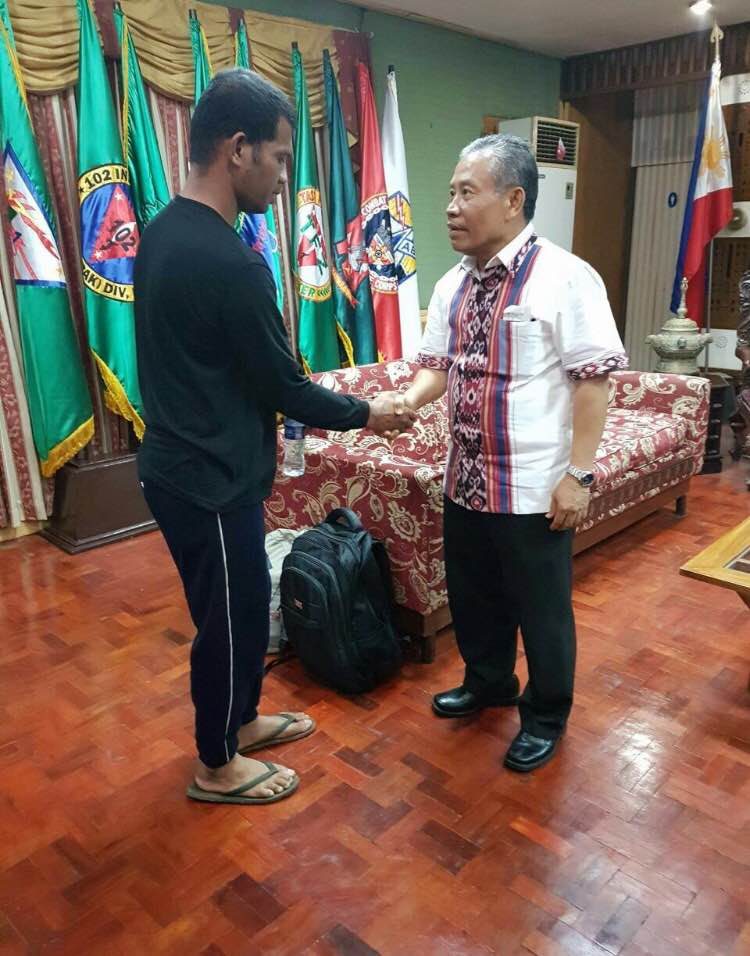 WELCOMED. Herman Bin Manggal was welcomed by Consul General of Indonesia in Davao Birlian Napitupulu. Photo obtained by Rappler  