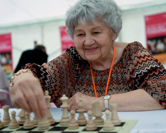 Hungarian supergranny sets simultaneous chess world record