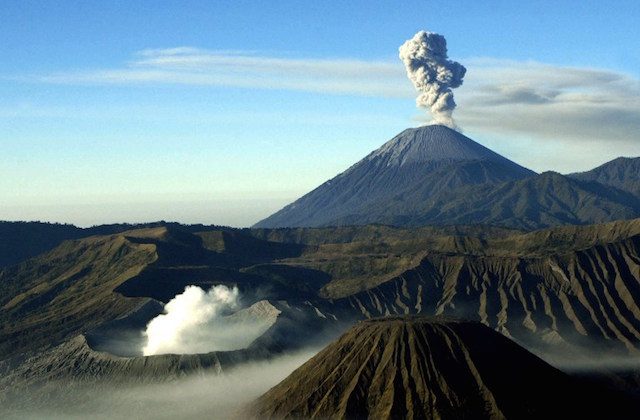Kebakaran Gunung Semeru sudah terjadi sejak 20 OKtober 2015. Foto Tarko Sudiarno/AFP 