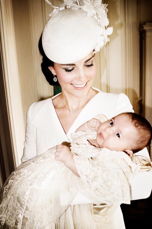MOTHER AND DAUGHTER. Catherine, the Duchess of Cambridge, holding her daughter, Princess Charlotte. Photo by Mario Testino / EPA 