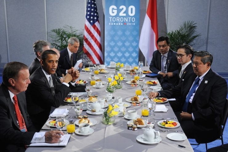 Presiden AS Barack Obama (kedua dari kiri) mengadakan pertemuan bilateral dengan mantan Presiden Indonesia Susilo Bambang Yudhoyono (kanan depan) pada acara G20 di Toronto, Kanada, 27 Juni 2010. Foto oleh EPA