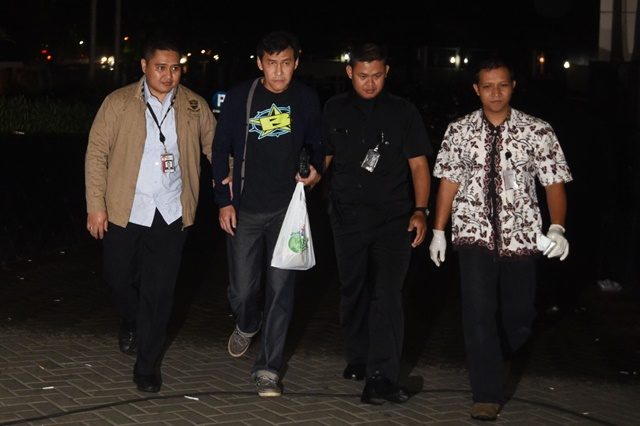 Tersangka kasus suap DPRD DKI Jakarta Ariesman Widjaja (kedua kiri) tiba di Gedung KPK untuk menyerahkan diri di Jakarta, Jumat, 1 April. Foto oleh Akbar Nugroho Gumay/ANTARA 