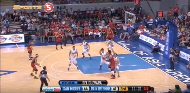 Fajardo is double-teamed once he touches the ball, with the other 3 players all keeping an eye on him as well. Screen grab from Sports5's YouTube 