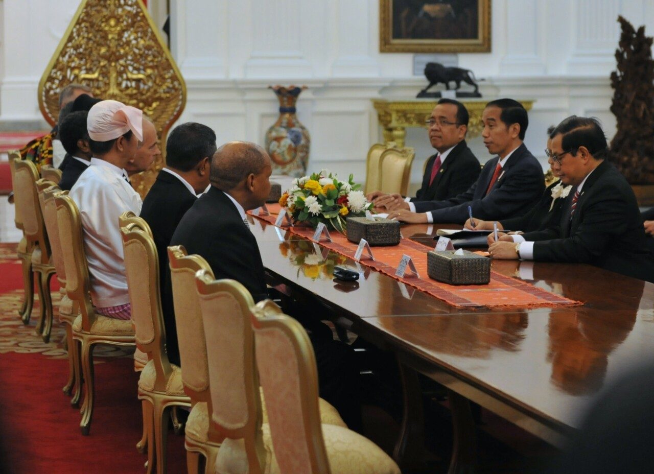 Presiden Jokowi beramah tamah usai terima Surat Kepercayaan 8 Dubes baru di Istana Merdeka, Jakarta, pada 31 Mei 2016. Foto dari Setkab.go.id 
