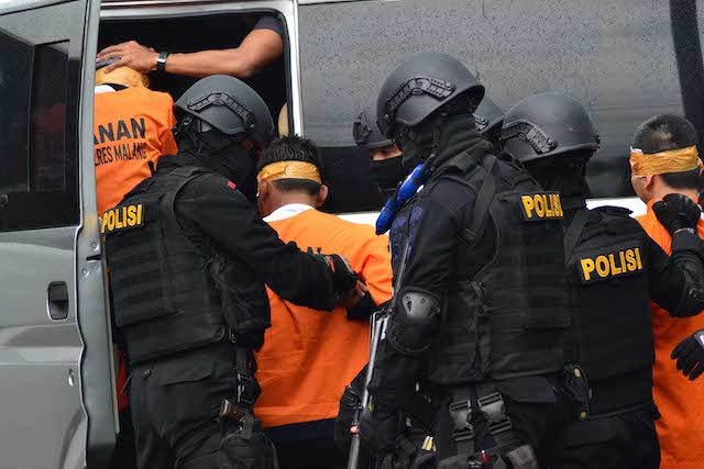 DITANGKAP. Salah satu terduga teroris saat dalam proses pemindahan ke Jakarta. Foto: Dyah Ayu Pitaloka untuk Rappler.com 