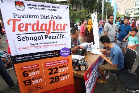 Petugas KPUD DKI Jakarta mendata warga yang mendaftarkan diri di Pos Penyempurnaan Data dan Daftar Pemilih saat pelaksanaan Hari Bebas Kendaraan Bermotor di Jakarta, Minggu (12/3). Foto oleh Rivan Awal Lingga/ANTARA 