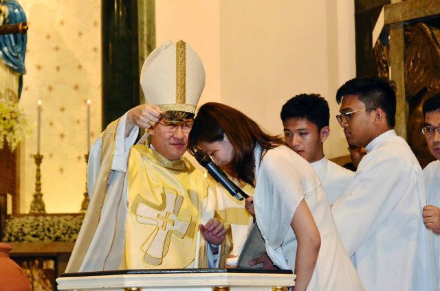 SIGN OF HOPE. Manila Archbishop Luis Antonio Cardinal Tagle baptizes new adult Catholics during the Easter Vigil Mass at the Manila Cathedral on March 26, 2016. Photo by Noli Yamsuan/Archdiocese of Manila 
