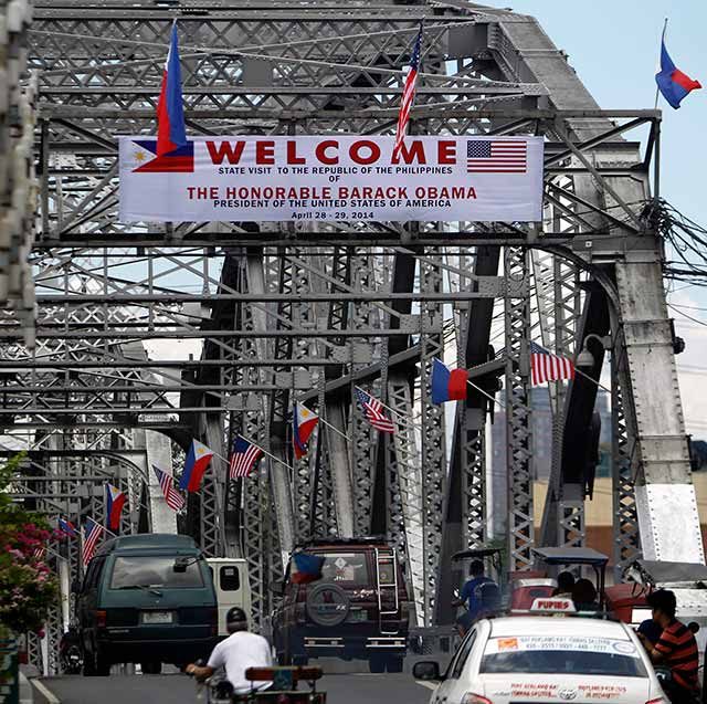 ALL SET. Government preparations to welcome US President Barack Obama is in place along the streets of Manila leading to Malacanang Palace. Photo by Ritchie Tongo/EPA