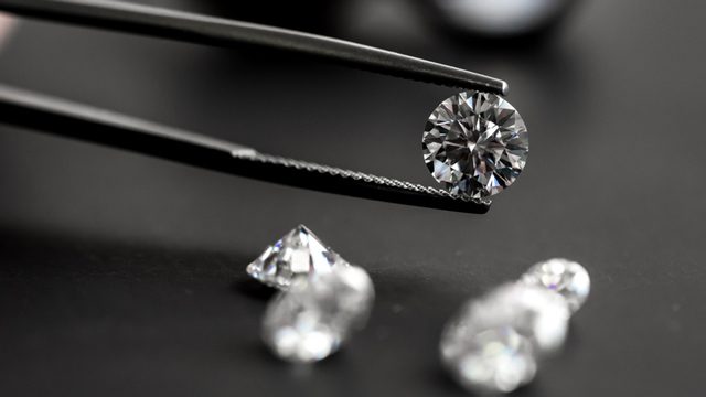 Romanians who scammed $1 million in diamonds jailed in France