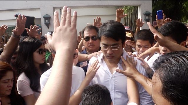 FANS. Senator Bong Revilla's supporters pray over him in his house in Bacoor, Cavite. Photo by Adrian Portugal/Rappler