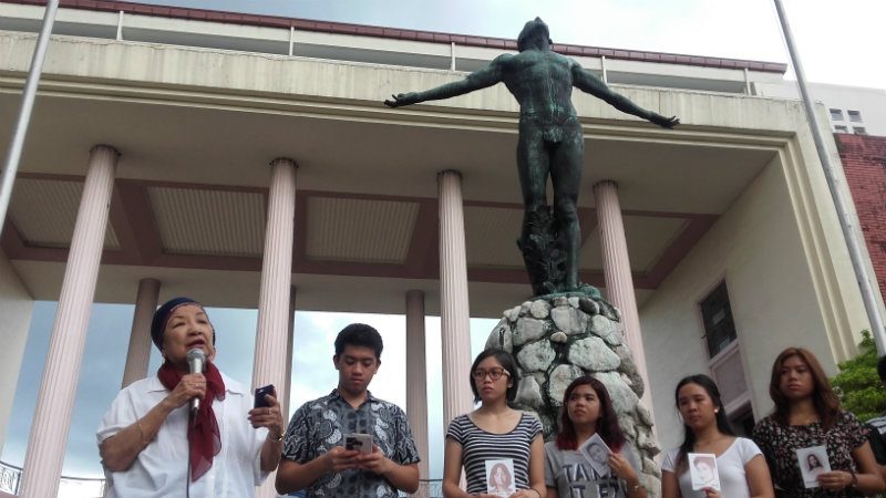 OPPOSE. Former Commission on Human Rights chairperson Etta Rosales joins students in opposing a Marcos burial at the Libingan ng mga Bayani. 