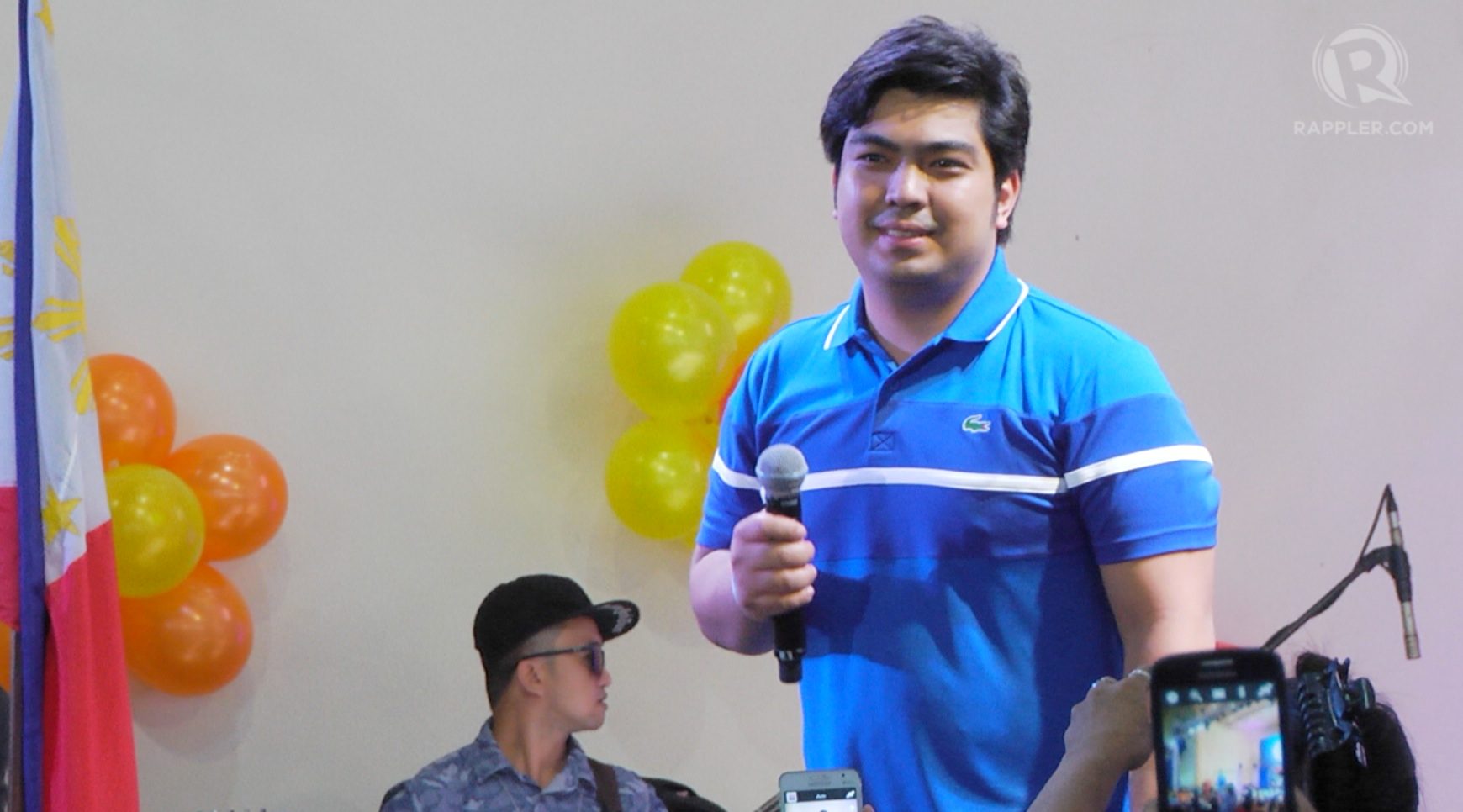 On bended knees, Jolo Revilla begs Caviteños to support Poe