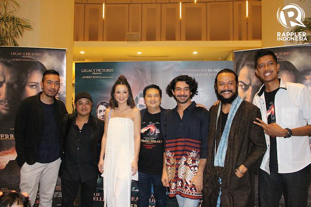 BERSAMA. Produser, sutradara, kru dan pemeran film 'Gerbang Neraka' berpose bersama sebelum pemutaran perdana film 