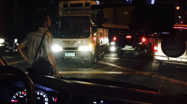 VOLUNTEER. Carlos Garchitorena helps direct traffic at Rufino corner San Agustin streets in Makati City.  