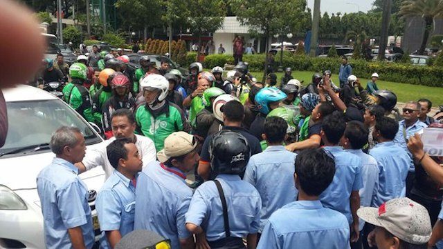 Indonesian drivers stage violent anti-Uber protest