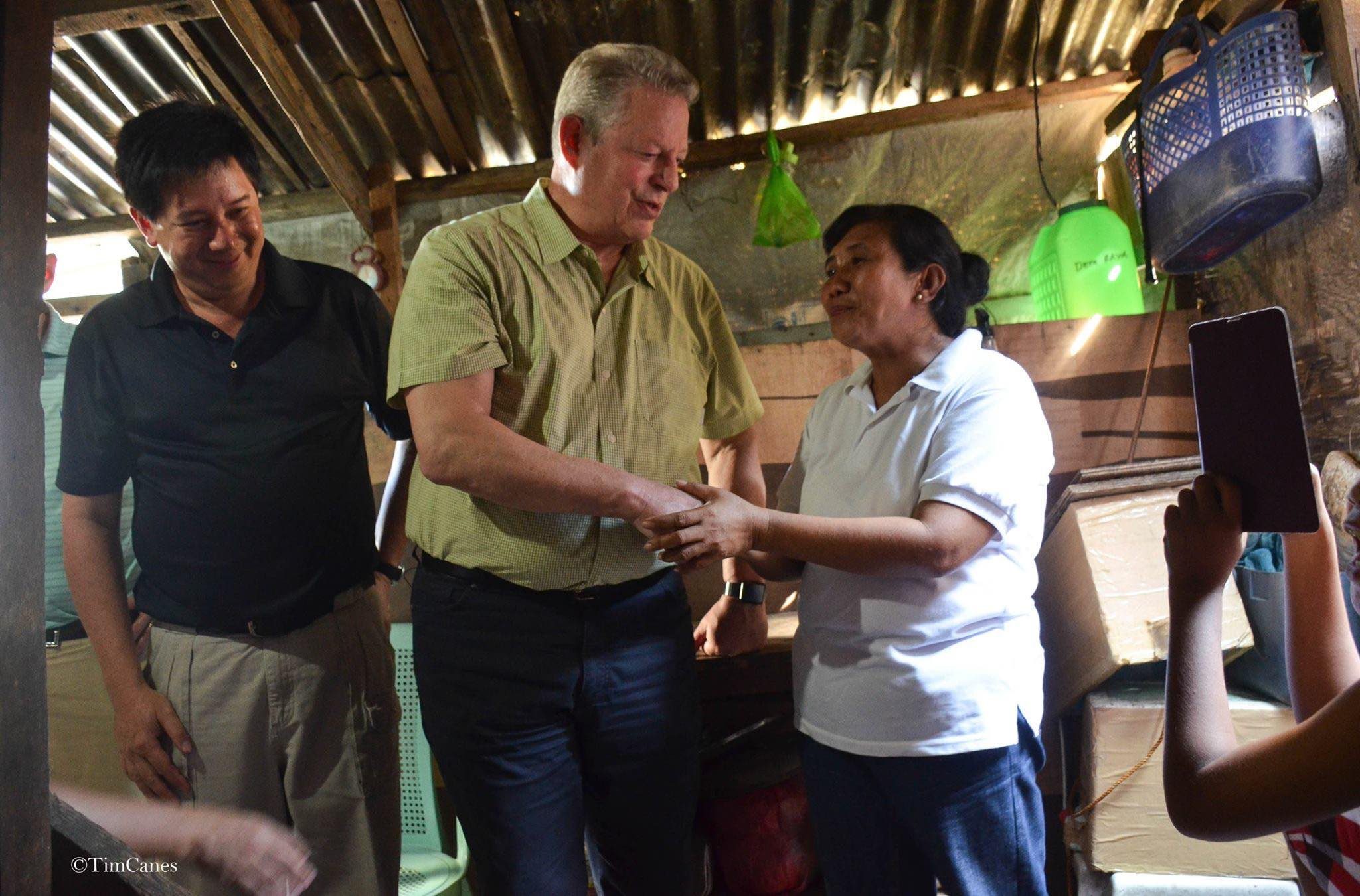 SURPRISE VISIT. In a surprise visit on March 12, former US Vice President Al Gore comforts a Yolanda survivor in one of the villages in Tacloban that was almost flattened by Super Typhoon Yolanda (Haiyan) in 2013. Photo from Alfred Romualdez's Facebook page   