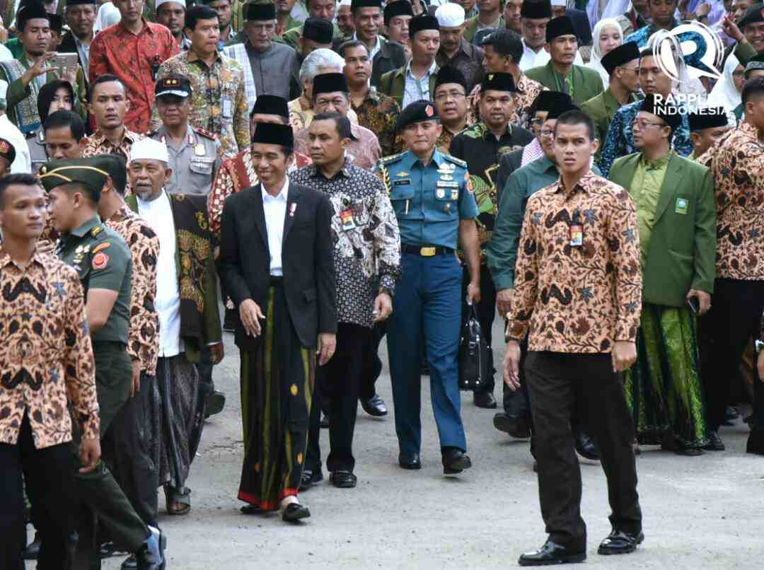 KETAT. Di balik ketatnya pengawalan, Presiden Jokowi tetap rajin mengumbar senyum kepada para santri Pondok Pesantren Al-Hikamus Salafiyah, Selasa, 25 April. Foto oleh Agung Fatma Putra/Rappler 