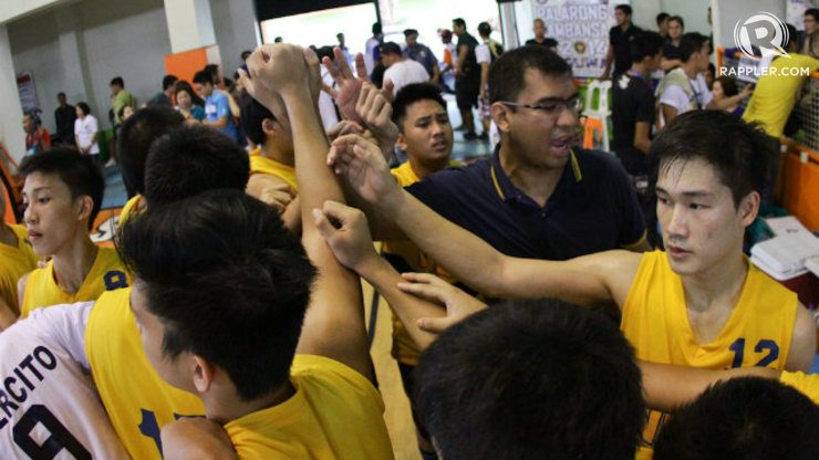 CRESTFALLEN. The NCR team huddles together after losing to Calabarzon. Photo by Mark Cristino/Rappler