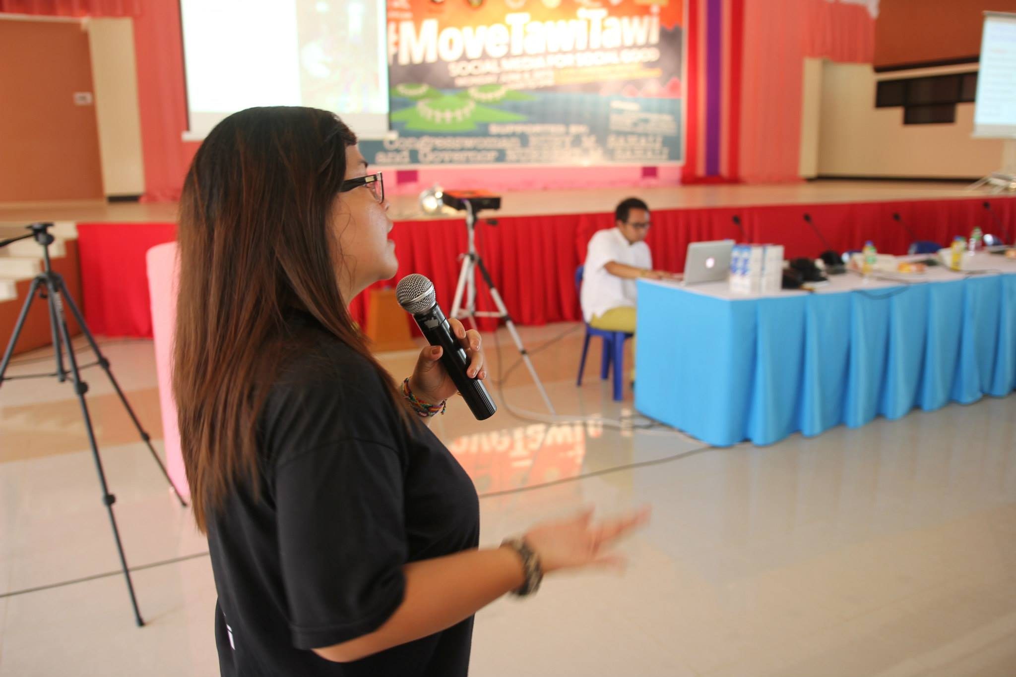 The author presents about Youth4Nature during the move workshop in Tawi Tawi in June 2015. File photo from Rappler 