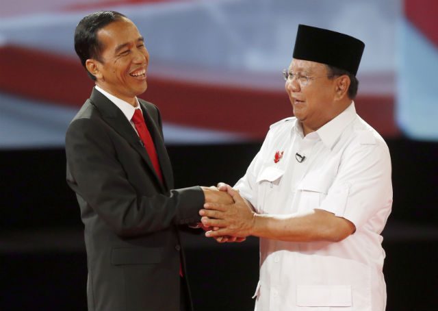 FRIENDLY DEBATE. Presidential candidate Prabowo Subianto (R) talks to his contender Joko Widodo (L) shortly after a debate in Jakarta on June 15, 2014. File photo by Adi Weda/ EPA