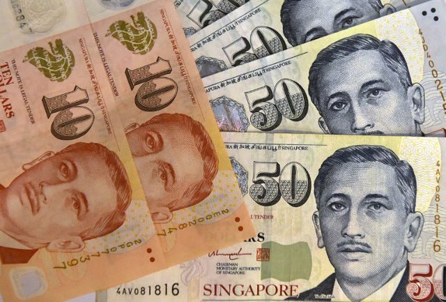 Singapore botches ex-leader’s name on historic currency package