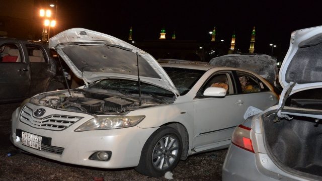 MOBIL RUSAK. Salah satu kendaraan yang terparkir di area parkir di dekat Masjid Nabawi terlihat rusak akibat ledakan bom pada Senin, 4 Juli. Foto oleh EPA/SPA 
