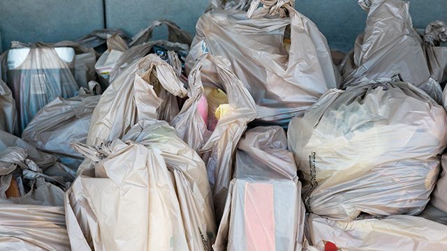 4 cara menggunakan ulang kantung plastik