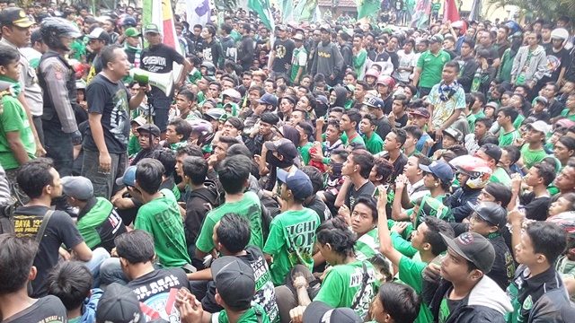 Ribuan pendukung tim sepak bola Persebaya berunjuk rasa di depan kantor perwakilan tvOne di Surabaya pada Senin, 22 Februari 2016. Foto oleh Amir Tedjo/Rappler   