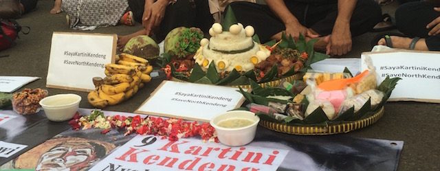 Warga Kendeng membawakan tumpeng untuk mengucapkan selamat ulang tahun pada Presiden Joko Widodo. Ini sekaligus simbol kalau daerah mereka bisa menghasilkan. 