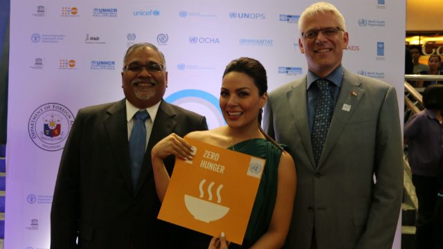 ZERO HUNGER. World Food Programme country director Praveen Agrawal, national ambassador against hunger KC Concepcion, and resident coordinator Ola Almgren vow to eradicate hunger as part of the 2030 Agenda. Photo by WFP/Anthony Chase Lim  