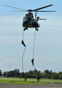 Sejumlah prajurit TNI Angkatan Udara melakukan simulasi penyelamatan tempur pada Upacara Peringatan ke-71 Hari TNI AU tahun 2017 di Lanud Halim Perdanakusuma, Jakarta, Minggu (9/4). Foto oleh Widodo S. Jusuf/tANTARA 