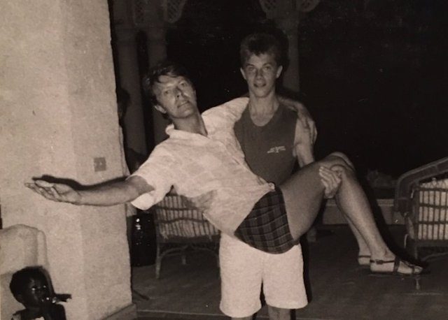 Duncan menggendong ayahnya, David Bowie. Foto dari akun Twitter Duncan Jones. 