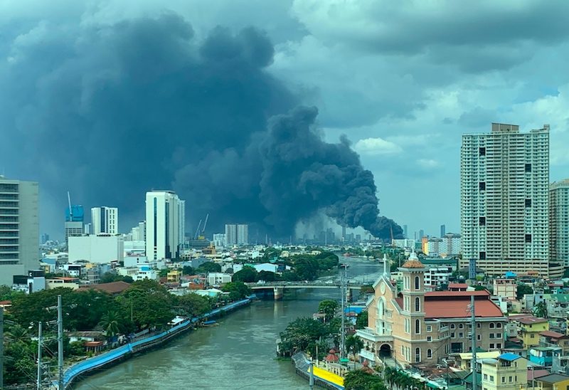 HUGE FIRE. The fire in Pandacan, Manila, can be seen all the way from Rockwell in Makati. Photo by Chay Hofilena/Rappler  