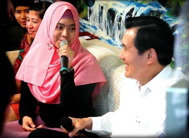 MeNCERITAKAN PEKERJA MIGRAN. Ana bertemu mantan Presiden Taiwan Ma Ying-jeou pada 2016 untuk menceritakan kehidupan buruh migran Indonesia. Foto oleh Setyana. 