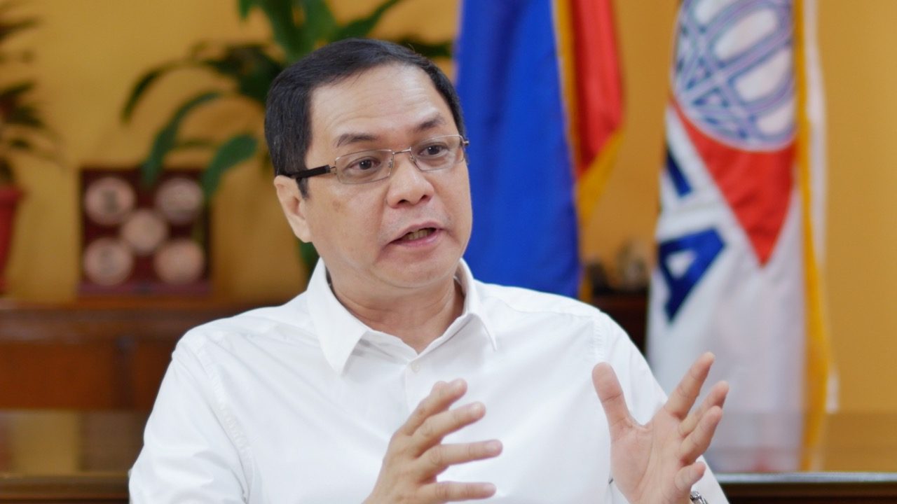 MANAGING WORK FORCE. POEA Administrator Bernard Olalia says government should 'engage' temporary health workers during the outbreak. File photo Rappler screenshot 