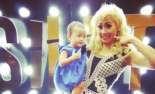 Pinkan Mambo berpose bersama anak ketiganya Queen Chara Wantania. Foto dari Instagram/pinkan_mambo 
