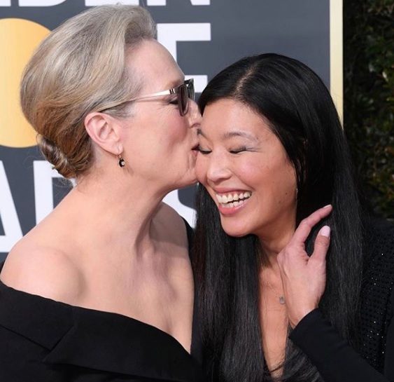 BERSAMA AKTIVIS. Aktor senior Meryl Streep hadir di karpet merah 'Golden Globes 2018' bersama aktivis perempuan Ai-jen Poo. Foto dari akun Instagram @timesupnow  