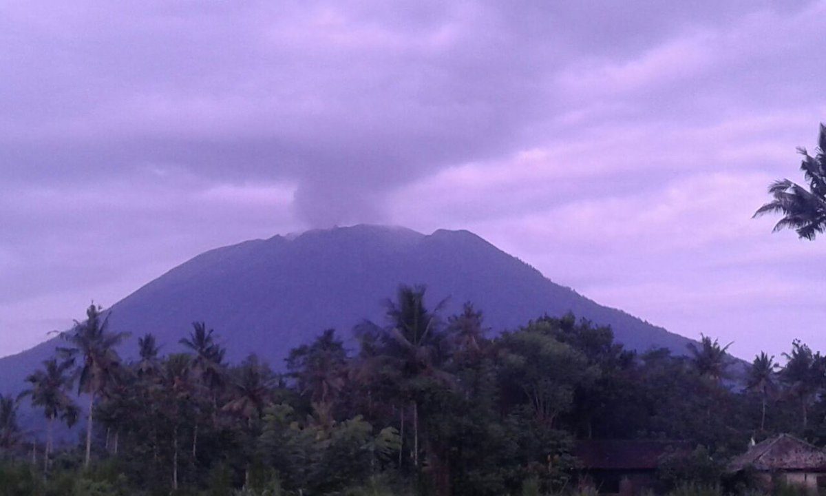 Gunung Agung menyemburkan asap putih, Minggu (3/12). Foto diambil dari @Sutopo_BNPB/twitter 