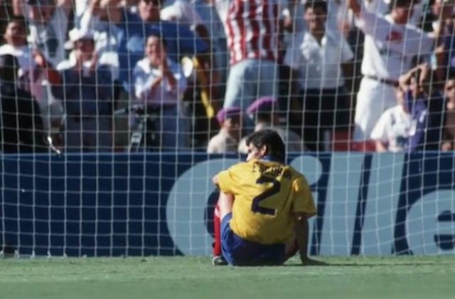 LESU. Bek Kolombia Andres Escobar terduduk lesu usai mencetak gol bunuh diri dalam laga Kolombia versus AS di Piala Dunia 1994. Foto instagram @fifaworldcup 