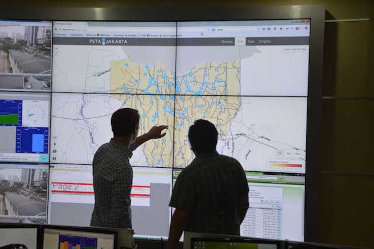 Control room di Balai Kota DKI Jakarta memantau lokasi banjir di Ibukota. Foto oleh Tomas Holderness