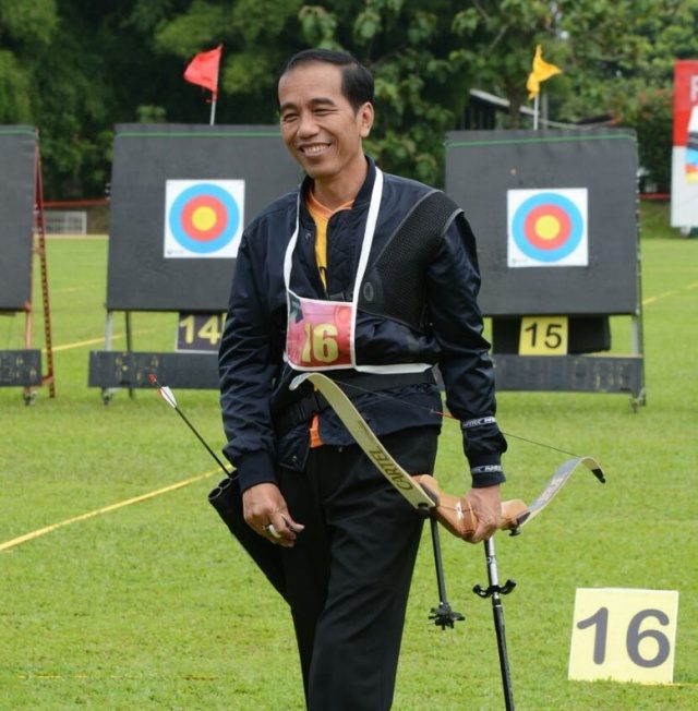 MEMANAH. Dengan mengenakan pakaian berwarna hitam dan nomor dada 16, Presiden Joko "Jokowi" Widodo siap mengikuti kejuaraan memanah pada Minggu, 22 Januari di Bogor. Foto diambil dari akun Twitter @KSPgoid 