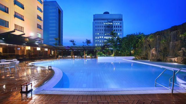 DIVE IN. The Menara Peninsula's swimming pool gives guests a nice escape from the buzz of the city. Photo courtesy of Menara Peninsula/Agoda