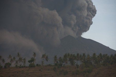 Asap dan abu vulkanis menyembur dari kawah Gunung Agung pascaletusan freatik kedua, terpantau dari Desa Culik, Karangasem, Bali, Minggu (26/11). FOTO oleh ANTARA/Nyoman Budhiana 