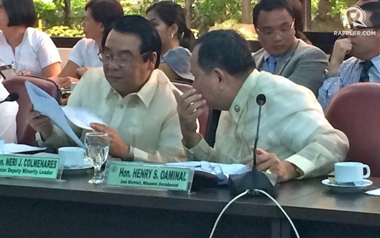 DOUBTS. Representatives Neri Colmenares and Henry Oaminal discuss among themselves during the House energy committee hearing on proposed special powers for President Benigno Aquino III to address the energy shortfall in 2015. Photo by Rappler