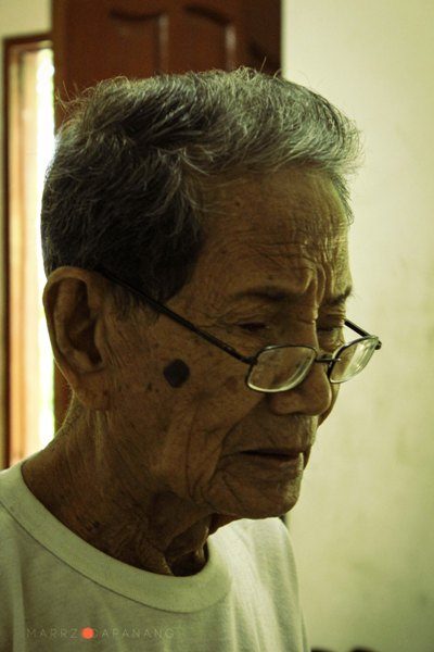 Even at the age of 84, Pio Apil is still in love with writing. Photo by Marrz Capanang/ Project Iloilo 