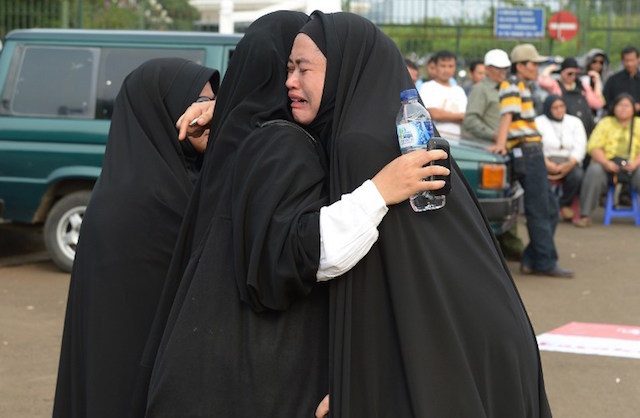 Dua perempuan Syiah menangis dalam unjuk rasa di depan Istana Negara pada 26 Mei 2013. Foto oleh Adek Berry/AFP 