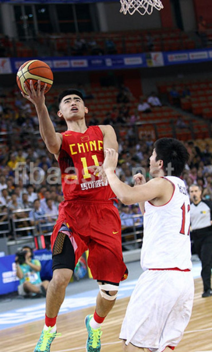 China's Gao Shang (L) attempts a layup in their game against Japan. Photo from fibaasia.net