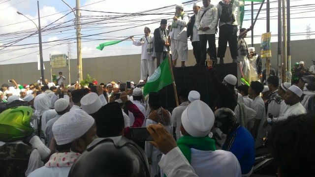 Lebih dari 1.000 orang dari beberapa organisasi Islam di Bekasi melakukan demonstrasi menolak pembangunan Gereja Santa Clara di Bekasi Utara pada Senin, 7 Maret. Foto oleh Eman Dapa Loka  