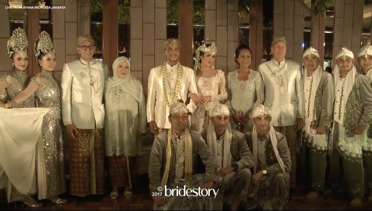 Raisa dan Hamish bersama keluarga besar mereka dalam prosesi pernikahan dengan adat Sunda, Minggu (3/9). Foto oleh Bridestory 