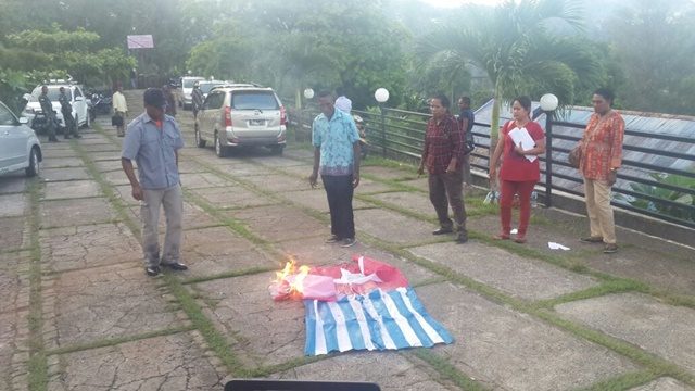 Puluhan warga penolak referendum bakar bendera Bintang Kejora
